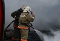 Спасатели МЧС России ликвидировали пожар в частном жилом доме и хозяйственной постройке в Полысаевском ГО